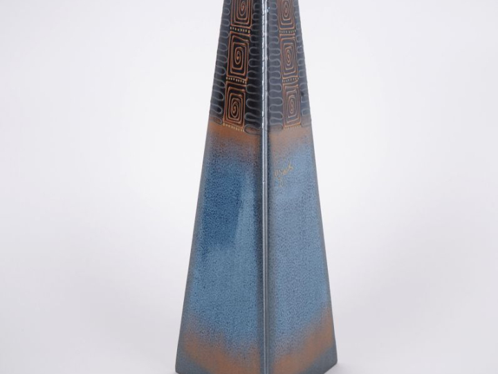 VIZARD.  Vase à panse applatie et vase tronconique en céramique bleue 