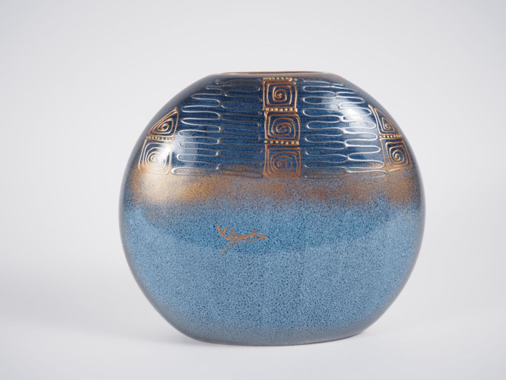 VIZARD.  Vase à panse applatie et vase tronconique en céramique bleue 