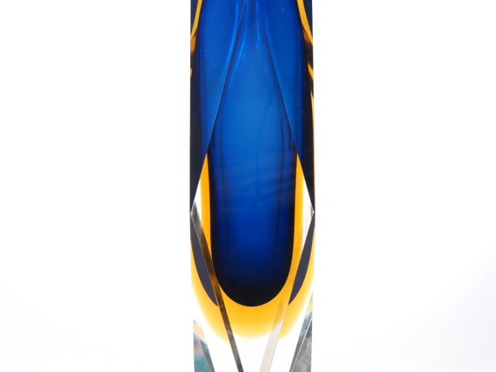 Vase 1960 en verre de Murano tricolore bleu, ambre et translucide. H. 