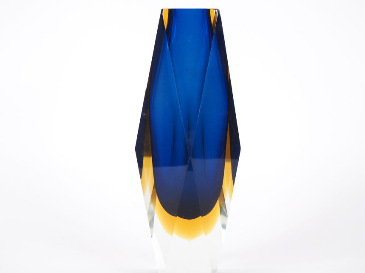 Vase 1960 en verre de Murano tricolore bleu, ambre et translucide. H. 
