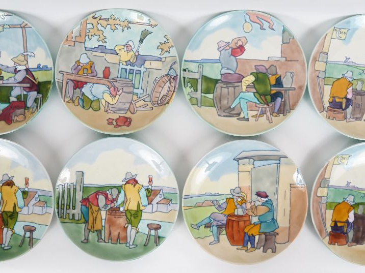 8 grandes assiettes en faïence à décor d'émaux polychromes de scène de