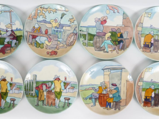 Vente aux enchères 8 grandes assiettes en faïence à décor d'émaux polychromes de scène de