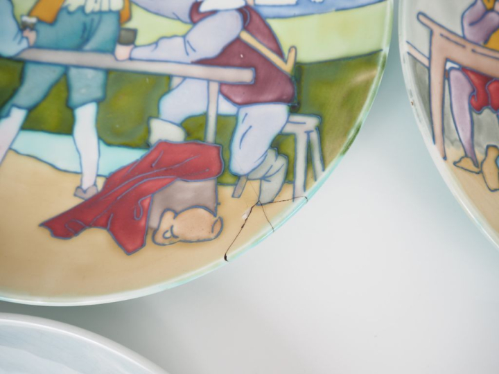 8 grandes assiettes en faïence à décor d'émaux polychromes de scène de