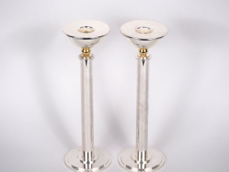 Vente aux enchères Paire de bougeoirs en métal chromé et laiton. H. 24,5 cm