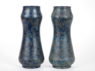 Vente aux enchères Paire de vases "diabolo" en verre polychrome vert et ocre. H. 23 cm