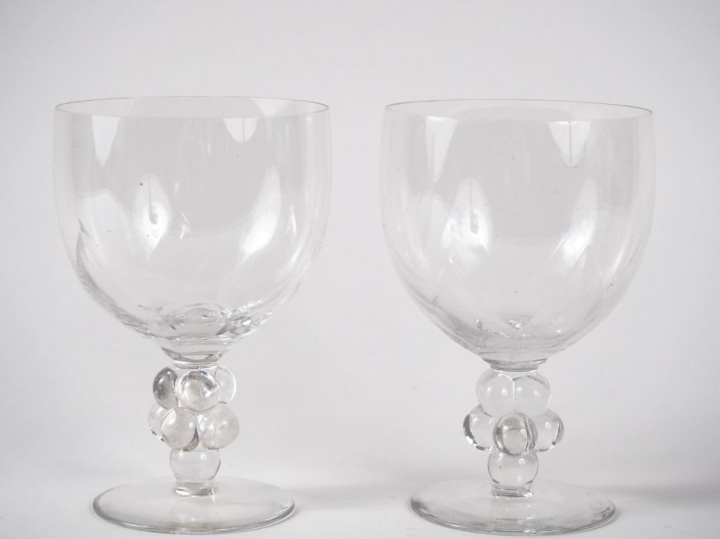 Suite de 6 grands verres à bourgogne en cristal, pied en forme de grap