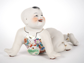 Vente aux enchères Sujet chinois en biscuit et porcelaine émaillée polychrome.  "bébé chi