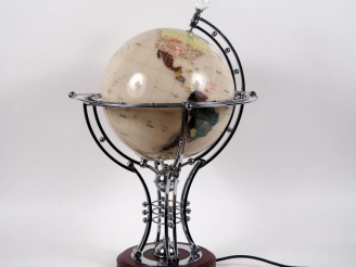 Vente aux enchères Globe terrestre moderne électrifié, monture en métal chromé. H. 70 cm 