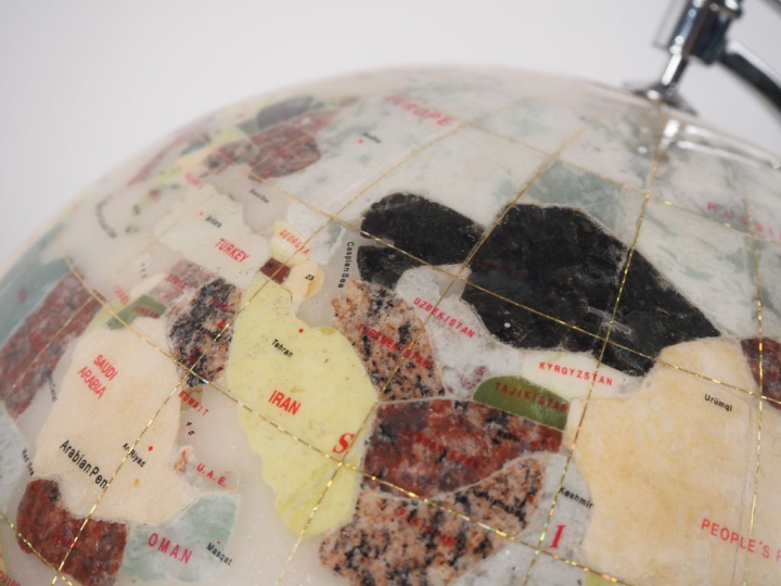 Globe terrestre moderne électrifié, monture en métal chromé. H. 70 cm 
