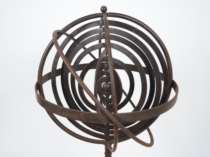 Sphère armillaire moderne en métal. H. 64 cm