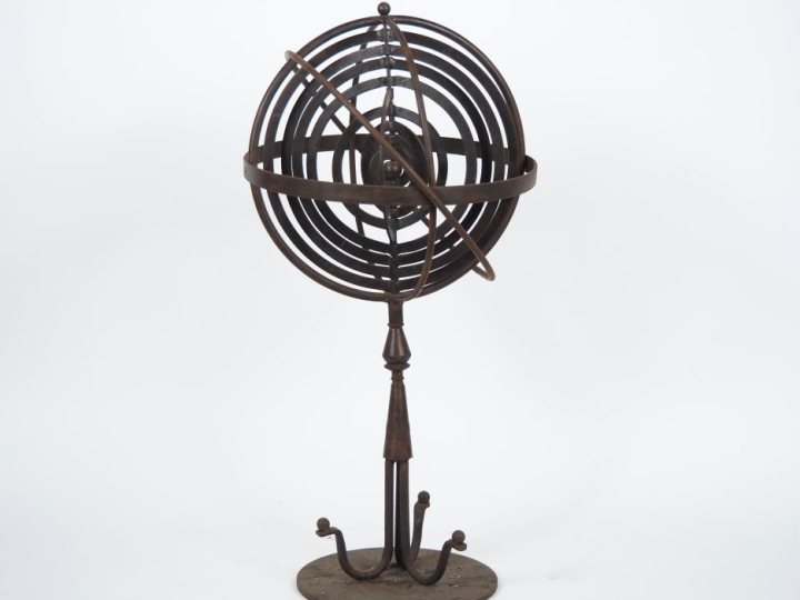 Sphère armillaire moderne en métal. H. 64 cm