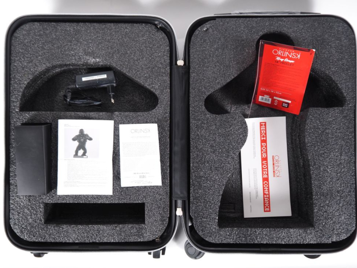 Richard ORLINSKI.  Enceinte et valise Kong Escape H. de la valise :  H