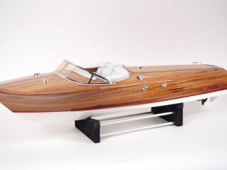 Vente aux enchères Maquette motorisée d'un hors-bord "Le Riviera". Dim. 80 x 26 cm