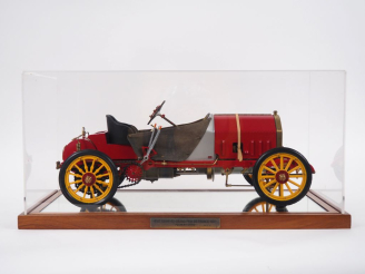 Vente aux enchères Reproduction du véhicule FIAT 130 HP F2, dans sa boite en plexi glass.