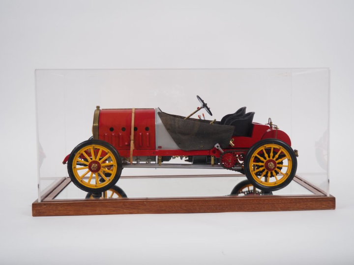 Reproduction du véhicule FIAT 130 HP F2, dans sa boite en plexi glass.