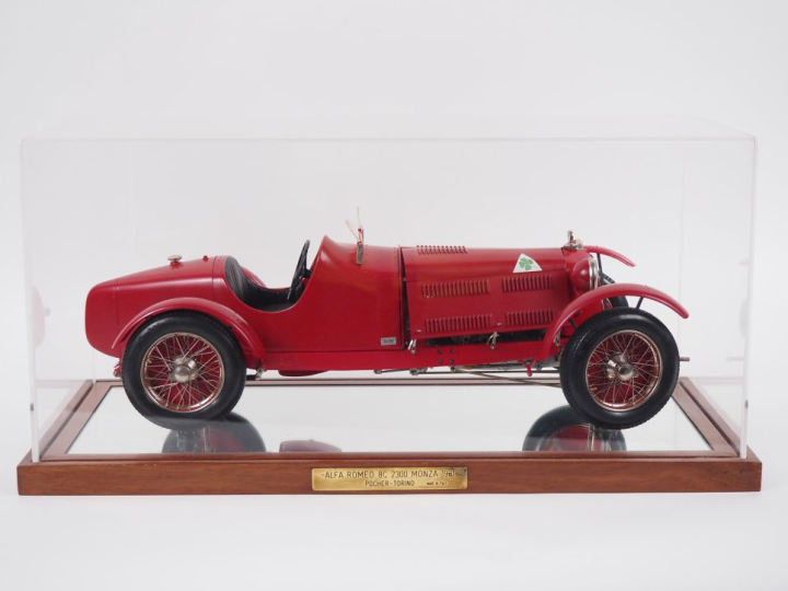 Reproduction du véhicule Alpha Roméo 8 C 2300, dans sa boite en plexi 