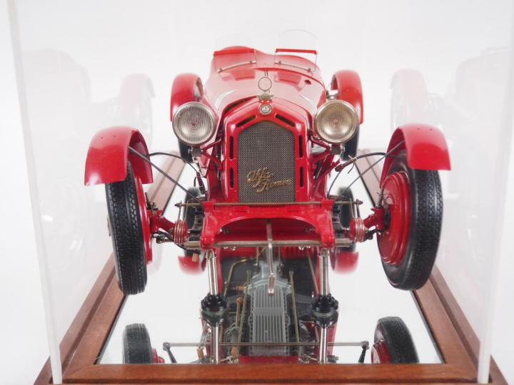 Reproduction du véhicule Alpha Roméo 8 C 2300, dans sa boite en plexi 