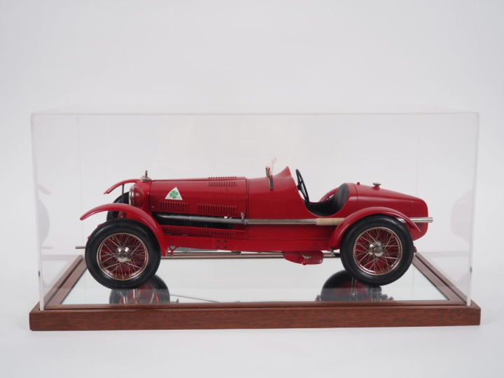 Reproduction du véhicule Alpha Roméo 8 C 2300, dans sa boite en plexi 