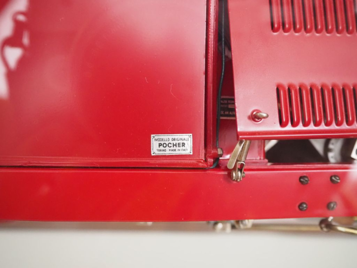 Reproduction du véhicule Alpha Roméo 8 C 2300, dans sa boite en plexi 