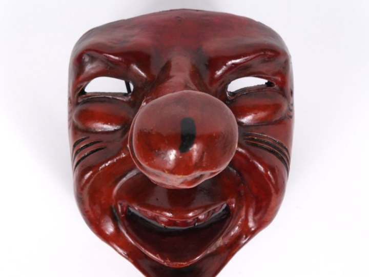 Sculpture en plâtre patiné "masque du Pérou".  Dans sa boite en plexi 