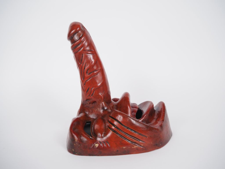 Sculpture en plâtre patiné "masque du Pérou".  Dans sa boite en plexi 
