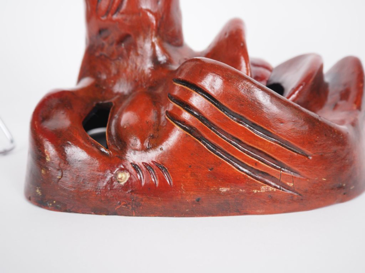 Sculpture en plâtre patiné "masque du Pérou".  Dans sa boite en plexi 