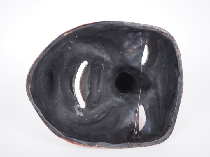 Sculpture en plâtre patiné "masque du Pérou".  Dans sa boite en plexi 