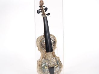 Vente aux enchères Dans un emboitage en plexi glass, boite à musique en composition à l'i