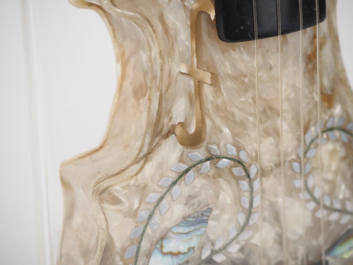 Dans un emboitage en plexi glass, boite à musique en composition à l'i