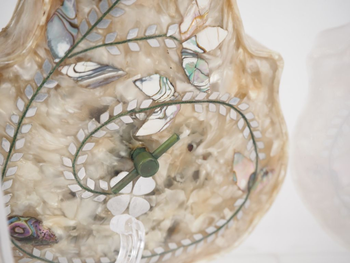 Dans un emboitage en plexi glass, boite à musique en composition à l'i