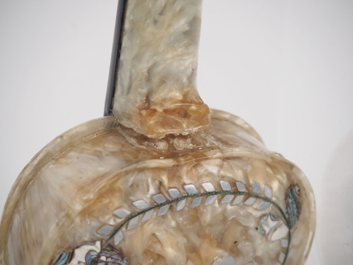 Dans un emboitage en plexi glass, boite à musique en composition à l'i