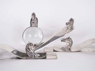 Vente aux enchères HERMES.  Garniture de bureau en métal argenté à décor de tête de cheva