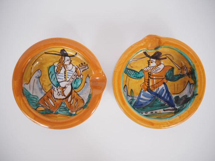 Christian DIOR. Paire de cendriers en faience, à décor polychrome de s