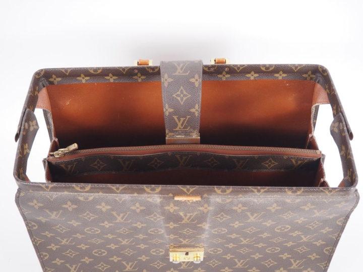 Louis VUITTON. Serviette porte documents à soufflets avec ouverture « 