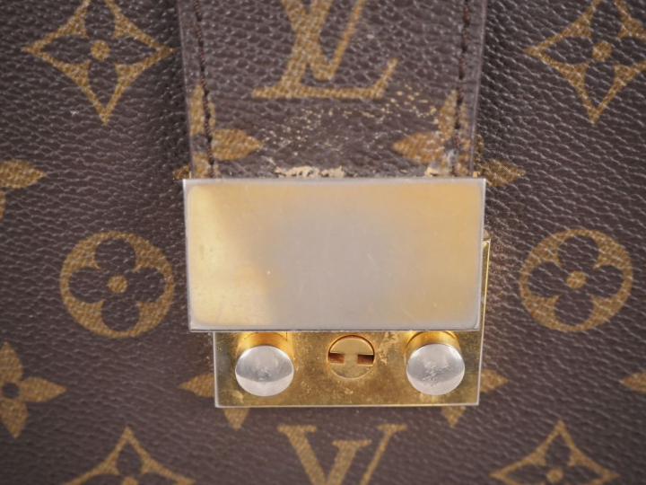 Louis VUITTON. Serviette porte documents à soufflets avec ouverture « 