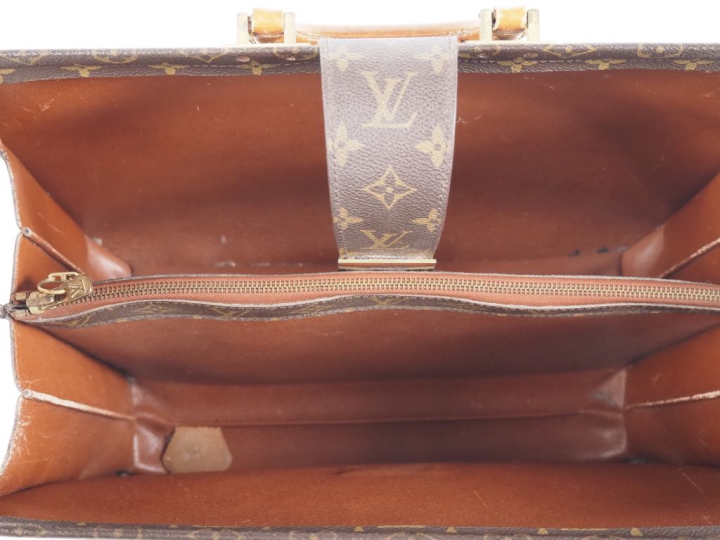Louis VUITTON. Serviette porte documents à soufflets avec ouverture « 