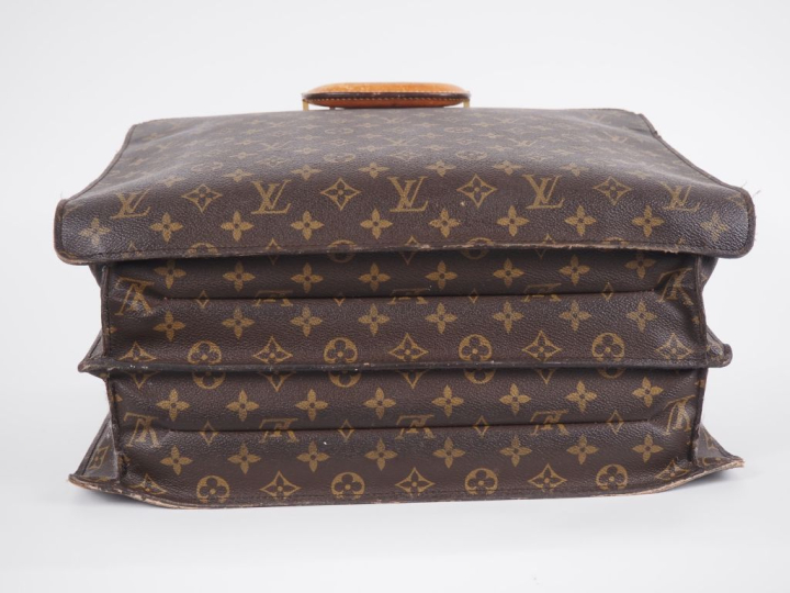 Louis VUITTON. Serviette porte documents à soufflets avec ouverture « 