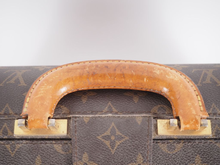 Louis VUITTON. Serviette porte documents à soufflets avec ouverture « 