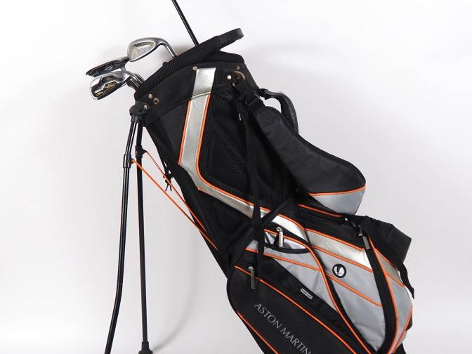 Sac de golf et série de 5 clubs.