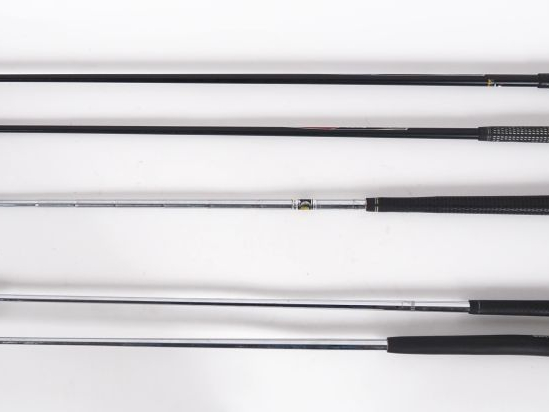 Sac de golf et série de 5 clubs.