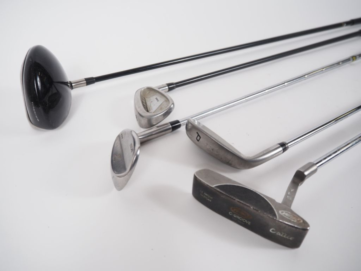 Sac de golf et série de 5 clubs.