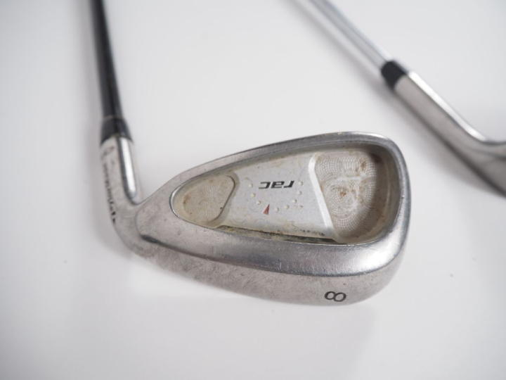 Sac de golf et série de 5 clubs.