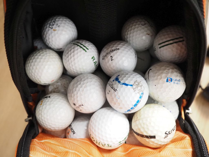 Sac de golf et série de 5 clubs.