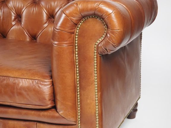 Canapé Chesterfield en cuir basane capitonné, trois places. (très bel 