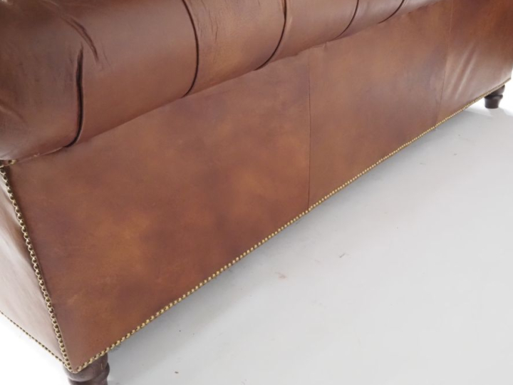 Canapé Chesterfield en cuir basane capitonné, trois places. (très bel 