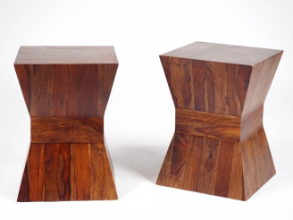 Vente aux enchères Paire de sellettes ou tabourets en bois, de forme géométrique. Dim. 48