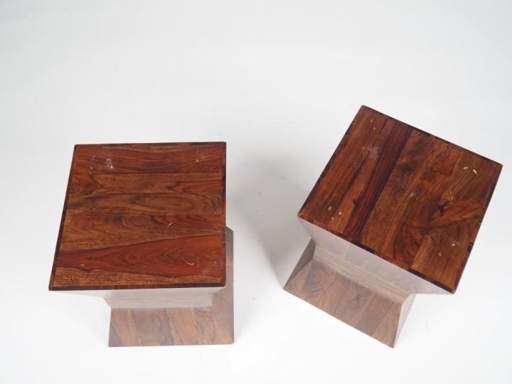 Paire de sellettes ou tabourets en bois, de forme géométrique. Dim. 48