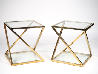 Vente aux enchères Paire de tables d'appoint modernes en métal doré et verre, à deux plat
