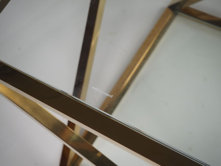 Paire de tables d'appoint modernes en métal doré et verre, à deux plat