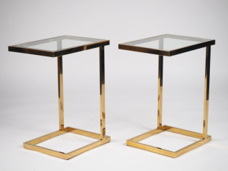 Vente aux enchères Paire de tables d'appoint modernes en métal doré et verre. Dim. 63 x 4